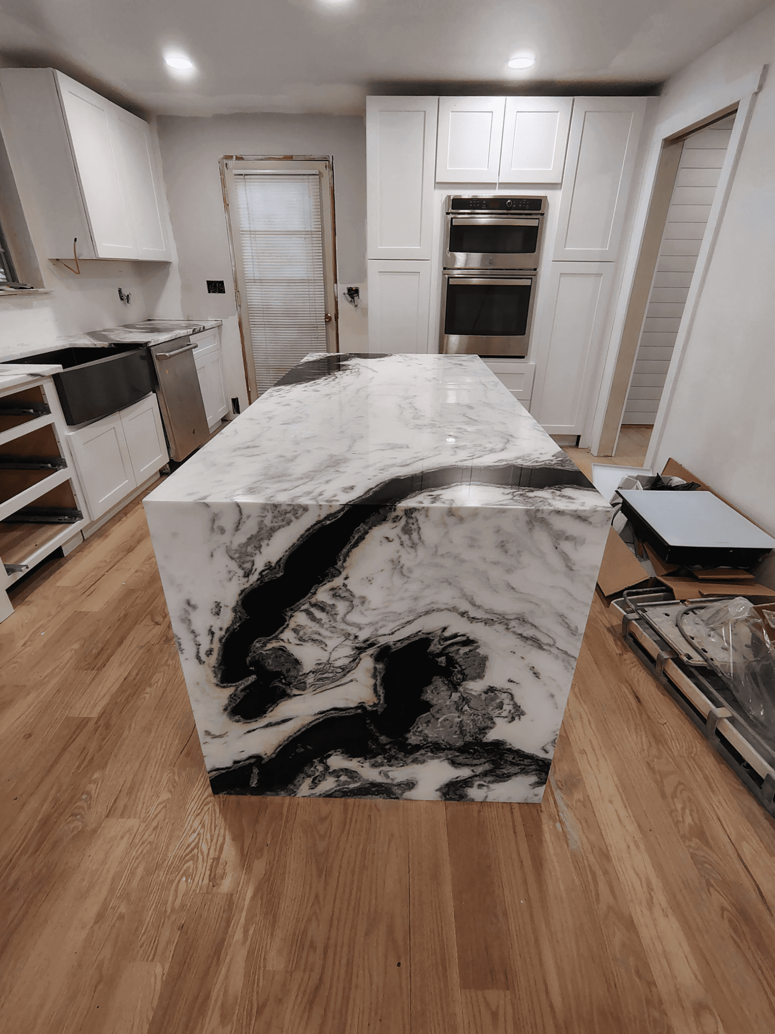 Marble kitchen island with black-and-white pattern.